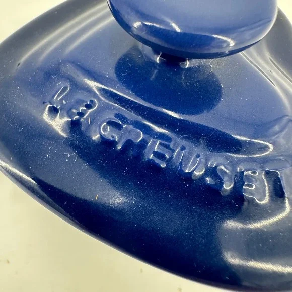 Le Creuset Cobalt Blue Heart Ramekin Set of 2 Stoneware Lidded Cocottes 11-12 - Picture 3 of 13